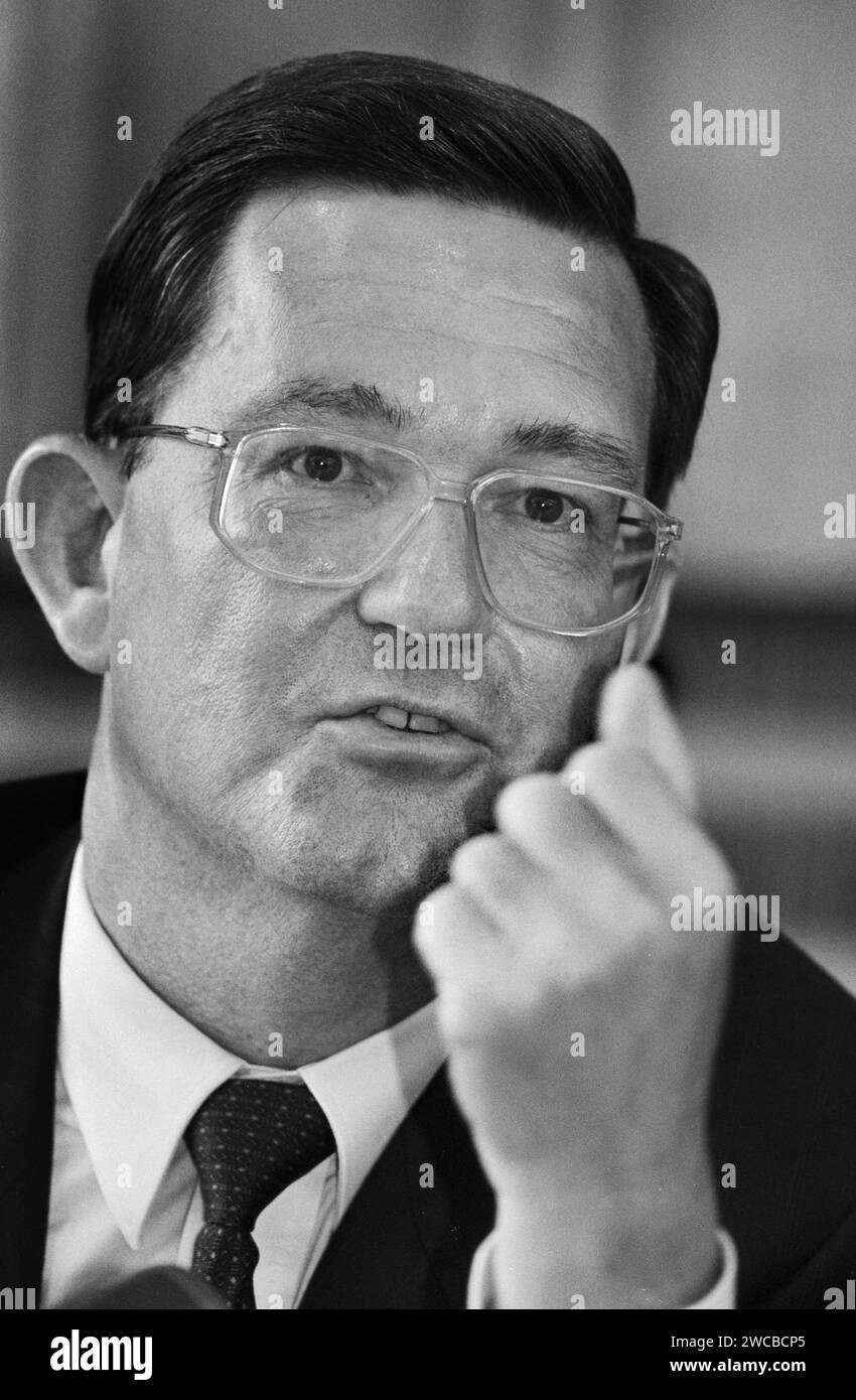 Deutschland, Bonn, 24.08.1993 Archivio: 42-14-23 Pressekonferenz mit Carl-Dieter Spranger foto: Carl-Dieter Spranger, Bundesminister für wirtschaftliche Zusammenarbeit Pressekonferenz mit Carl-Dieter Spranger *** Germania, Bonn, 24 08 1993 Archivio 42 14 23 Conferenza stampa con Carl Dieter Spranger Photo Carl Dieter Spranger, Ministro federale della cooperazione economica Conferenza stampa con Carl Dieter Spranger Foto Stock