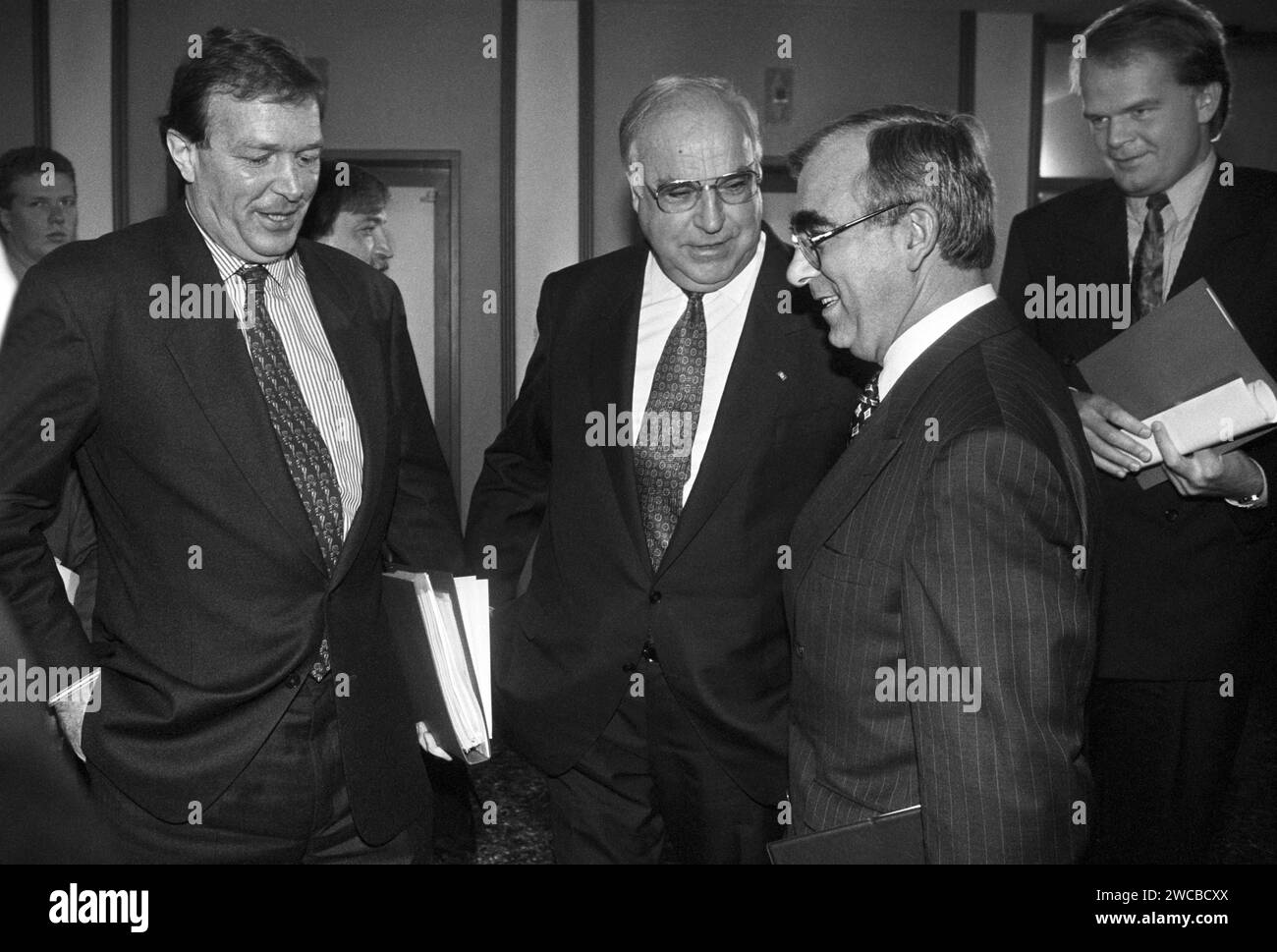 Deutschland, Bonn, 03.09.1993 Archivio: 42-33-17 Pressekonferenz mit Kohl, Waigel und Rexrodt foto: v.l.n.r.: Wirtschaftsminister Guenter Rexrodt, Bundeskanzler Helmut Kohl und Finanzminister Theo Waigel Pressekonferenz mit Kohl, Waigel und Rexrodt **** Germania, Bonn, 03 09 1993 Archivio 42 33 17 conferenza stampa con Kohl Waigel e Rexrodt foto da sinistra a destra il ministro dell'economia Guenter Rexrodt, il cancelliere federale Helmut Kohl e il ministro delle finanze Theo Waigel conferenza stampa con Kohl, Waigel e Rexrodt Foto Stock