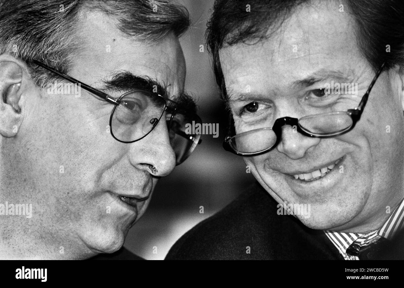 Deutschland, Bonn, 03.09.1993 Archivio: 42-37-27 Pressekonferenz mit Kohl, Waigel und Rexrodt foto: WirtschaftsMinister Guenter Rexrodt und Finanzminister Theo Waigel Pressekonferenz mit Kohl, Waigel und Rexrodt *** Germania, Bonn, 03 09 1993 Archive 42 37 27 Conferenza stampa con Kohl, Waigel e Rexrodt Photo Economics Minister Guenter Rexrodt e il ministro delle finanze Theo Waigel conferenza stampa con Kohl, Waigel e Rexrodt Foto Stock