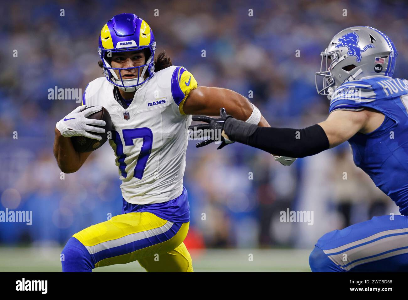 DETROIT, mi - 14 GENNAIO: Il wide receiver dei Los Angeles Rams Puka Nacua (17) corre con la palla dopo una presa durante la gara di playoff della NFC contro i Detroit Lions il 14 gennaio 2024 al Ford Field di Detroit, Michigan. (Foto di Joe Robbins/immagine di Sport) Foto Stock