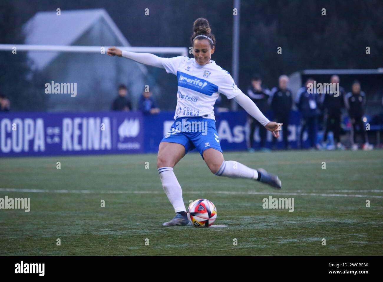 San Claudio, Spagna. 14 gennaio 2024. Patricia Gavira (22), giocatore dell'UDG Tenerife, prende una penalità durante il round di 16 della SM la Reina Cup 2023-24 tra Real Oviedo Fem e UDG Tenerife, il 14 gennaio 2024, presso il complesso sportivo "El Castañeo", a San Claudio, in Spagna. (Foto di Alberto Brevers/Pacific Press/Sipa USA) credito: SIPA USA/Alamy Live News Foto Stock