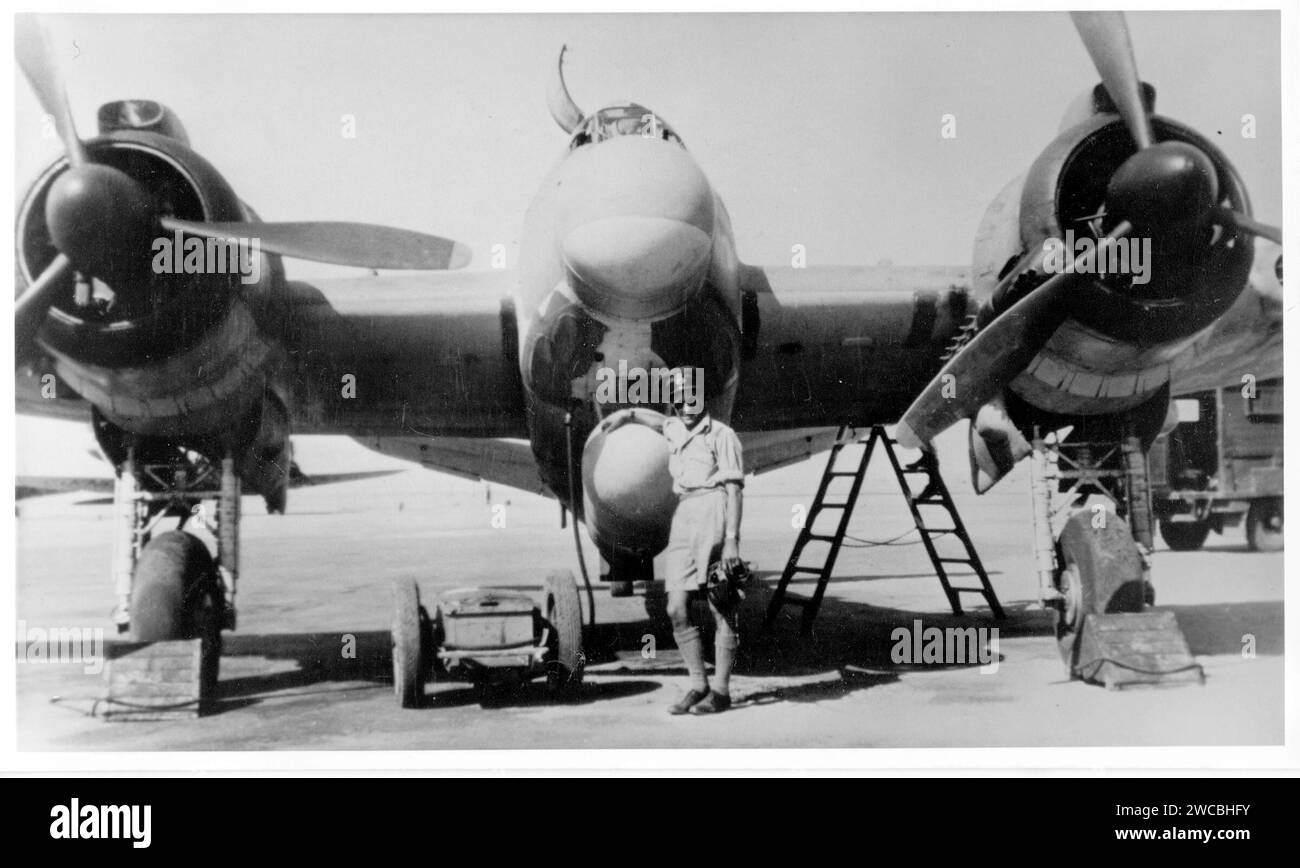 RAF Bristol Beaufighter silurante bombardiere, noto come "Torbeau", con un siluro sotto il suolo, fotografato da qualche parte in Medio o Estremo Oriente, probabilmente all'inizio della seconda guerra mondiale Foto Stock