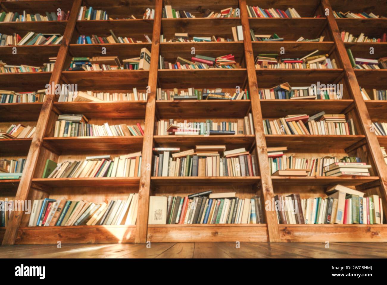 Libreria vintage con vista inferiore della libreria Shell con Old Shabby Books. L'immagine sfocata aggiunge un tocco classico e senza tempo alla scena, enfatizzando le caratteristiche vecchie e usurate dei libri antichi. Atmosfera storica e libanese. Foto di alta qualità Foto Stock