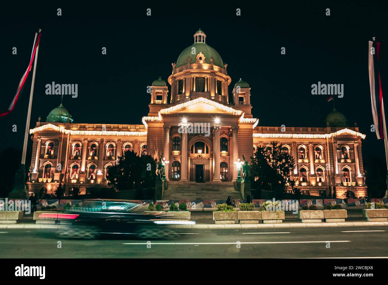Vista notturna dell'edificio dell'Assemblea Nazionale della Serbia. Foto Stock