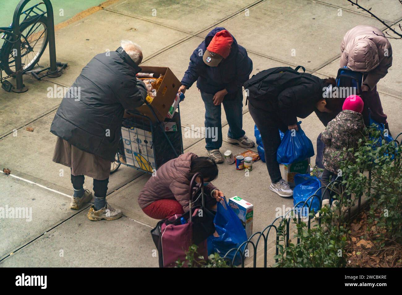 I clienti fuori dalla dispensa alimentare della Chiesa dei Santi Apostoli dopo aver ricevuto la loro generosità a Chelsea a New York mercoledì 10 gennaio 2024. (© Richard B. Levine) Foto Stock