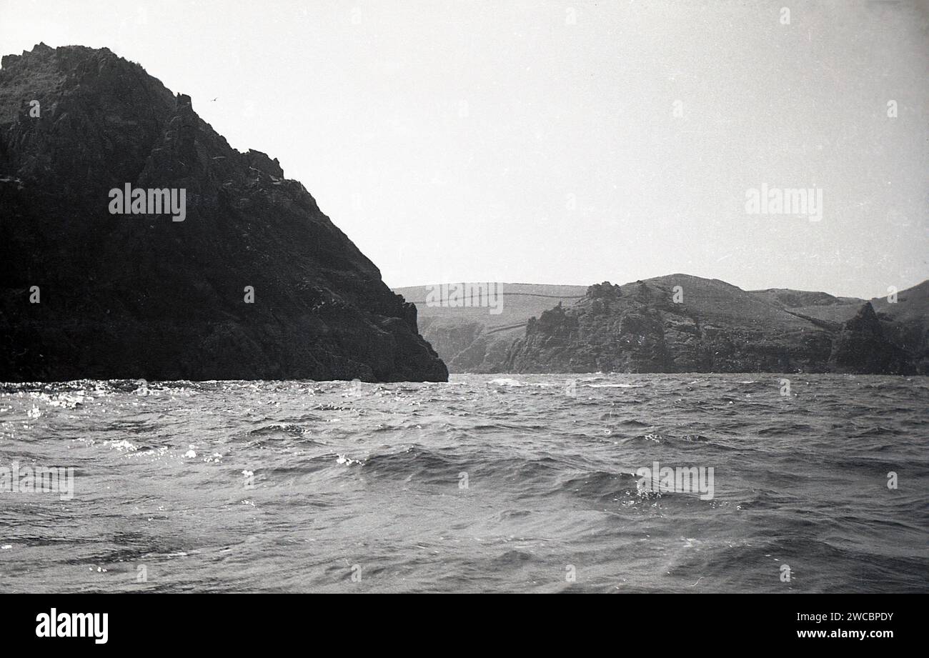 Anni '1960, una vista sull'oceano e sulla costa frastagliata della Cornovaglia, nel sud-ovest dell'Inghilterra, Regno Unito. Una parte unica della Gran Bretagna, la contea della Cornovaglia ha la sua costa più lunga, circondata dal mare su tre lati. Foto Stock