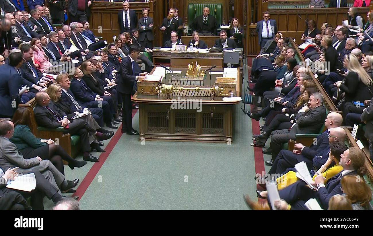 Il primo ministro Rishi Sunak aggiorna i parlamentari sugli attacchi marittimi del Mar Rosso alla camera dei comuni di Londra. Il primo ministro ha detto ai parlamentari che tutti gli obiettivi pianificati erano stati distrutti negli scioperi senza notizie di vittime civili, e ha anche spiegato perché non aveva informato il Parlamento prima che l'azione militare avesse avuto luogo. Data immagine: Lunedì 15 gennaio 2024. Foto Stock