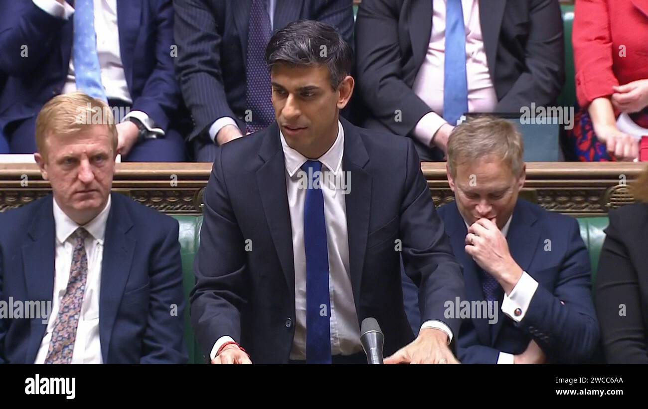 Il primo ministro Rishi Sunak aggiorna i parlamentari sugli attacchi marittimi del Mar Rosso alla camera dei comuni di Londra. Il primo ministro ha detto ai parlamentari che tutti gli obiettivi pianificati erano stati distrutti negli scioperi senza notizie di vittime civili, e ha anche spiegato perché non aveva informato il Parlamento prima che l'azione militare avesse avuto luogo. Data immagine: Lunedì 15 gennaio 2024. Foto Stock