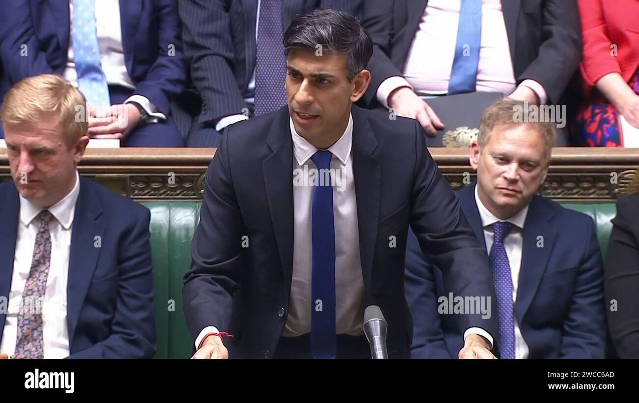 Il primo ministro Rishi Sunak aggiorna i parlamentari sugli attacchi marittimi del Mar Rosso alla camera dei comuni di Londra. Il primo ministro ha detto ai parlamentari che tutti gli obiettivi pianificati erano stati distrutti negli scioperi senza notizie di vittime civili, e ha anche spiegato perché non aveva informato il Parlamento prima che l'azione militare avesse avuto luogo. Data immagine: Lunedì 15 gennaio 2024. Foto Stock