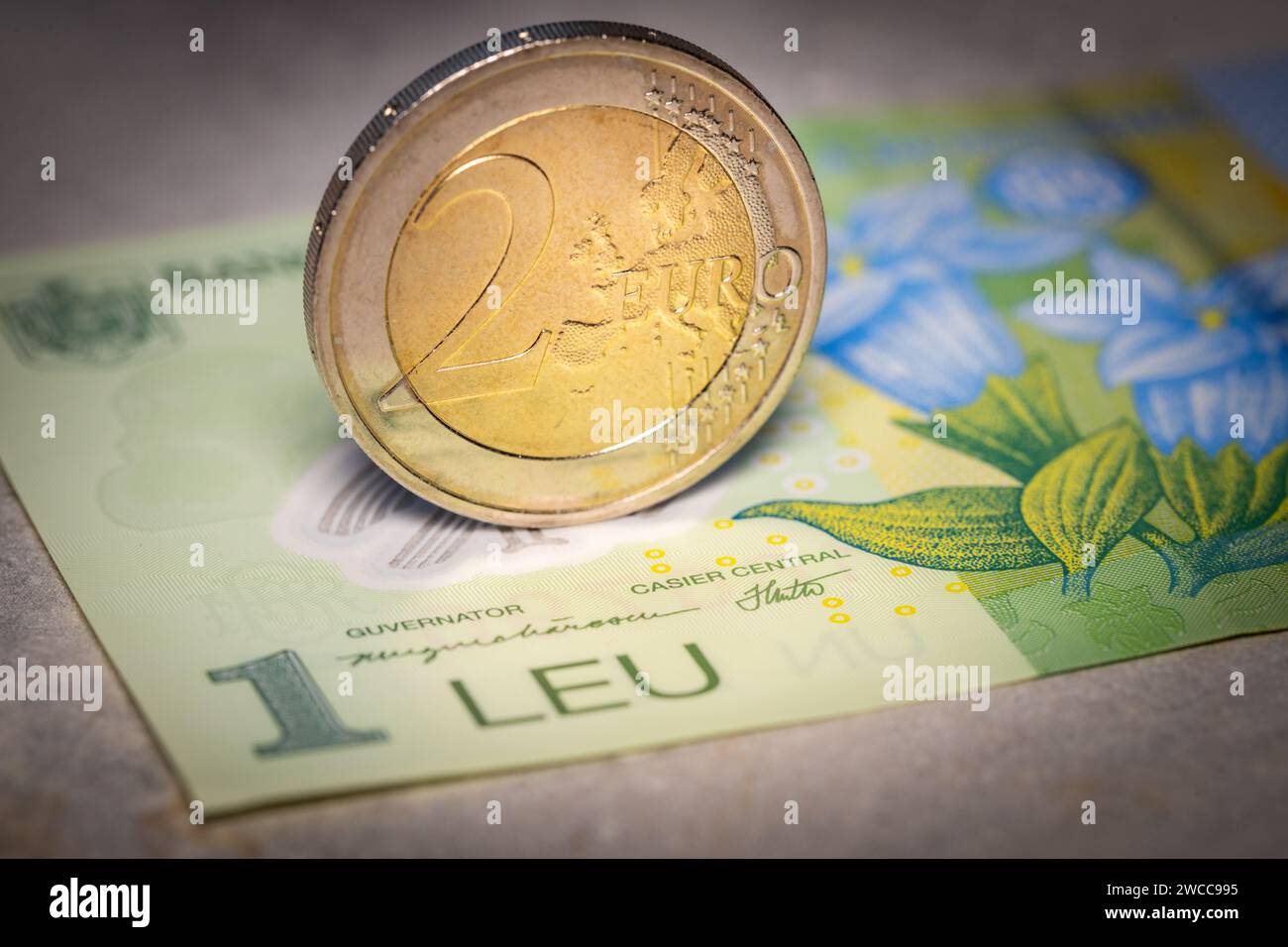 Romania euro, Romania adesione alla zona euro, concetto finanziario, moneta 1 leu rumeno e 2 euro, cambio valuta nell'Unione europea Foto Stock