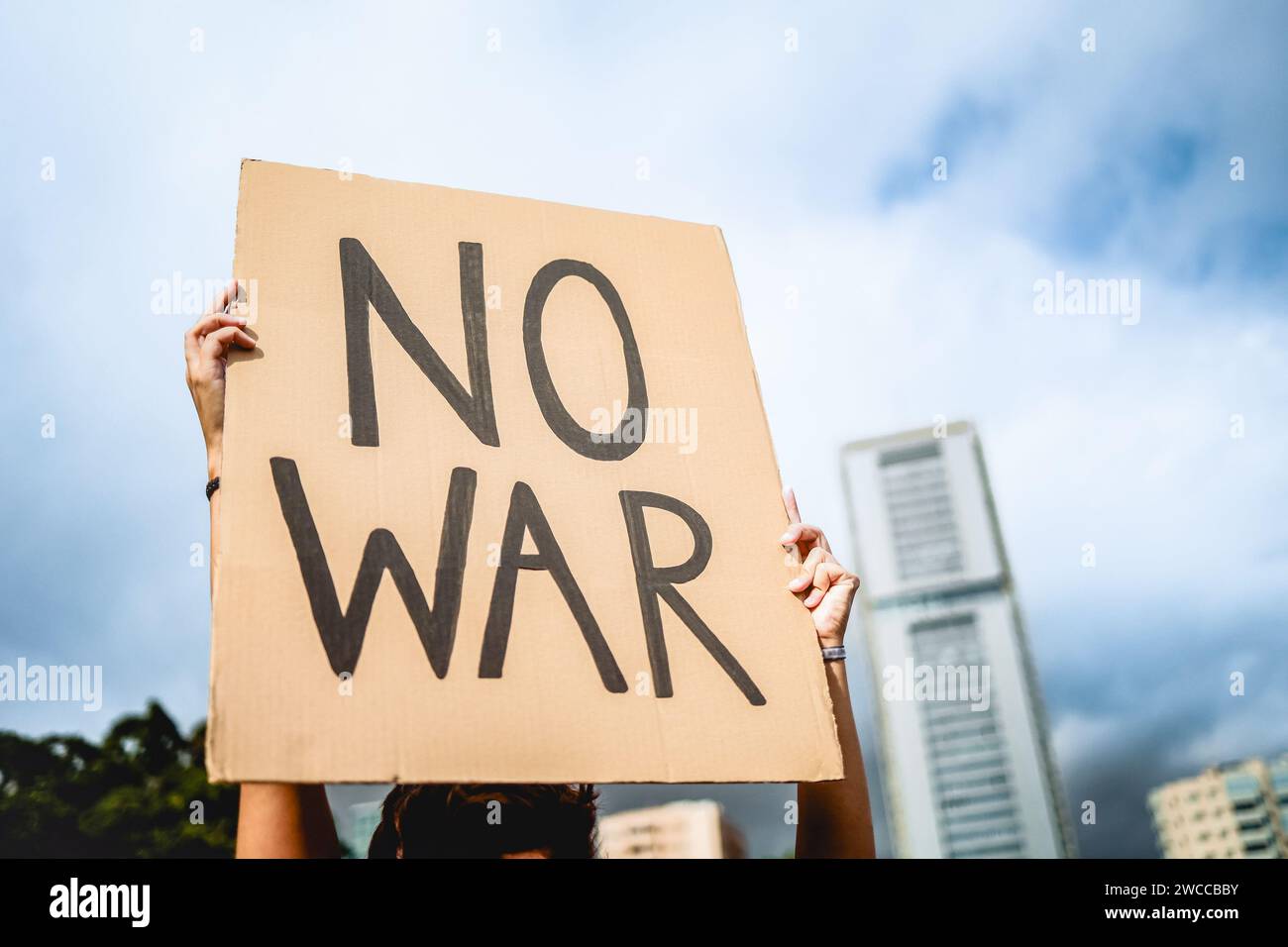 Ferma la protesta di guerra. Donna in folla che combatte contro Israele e il conflitto palestinese Foto Stock