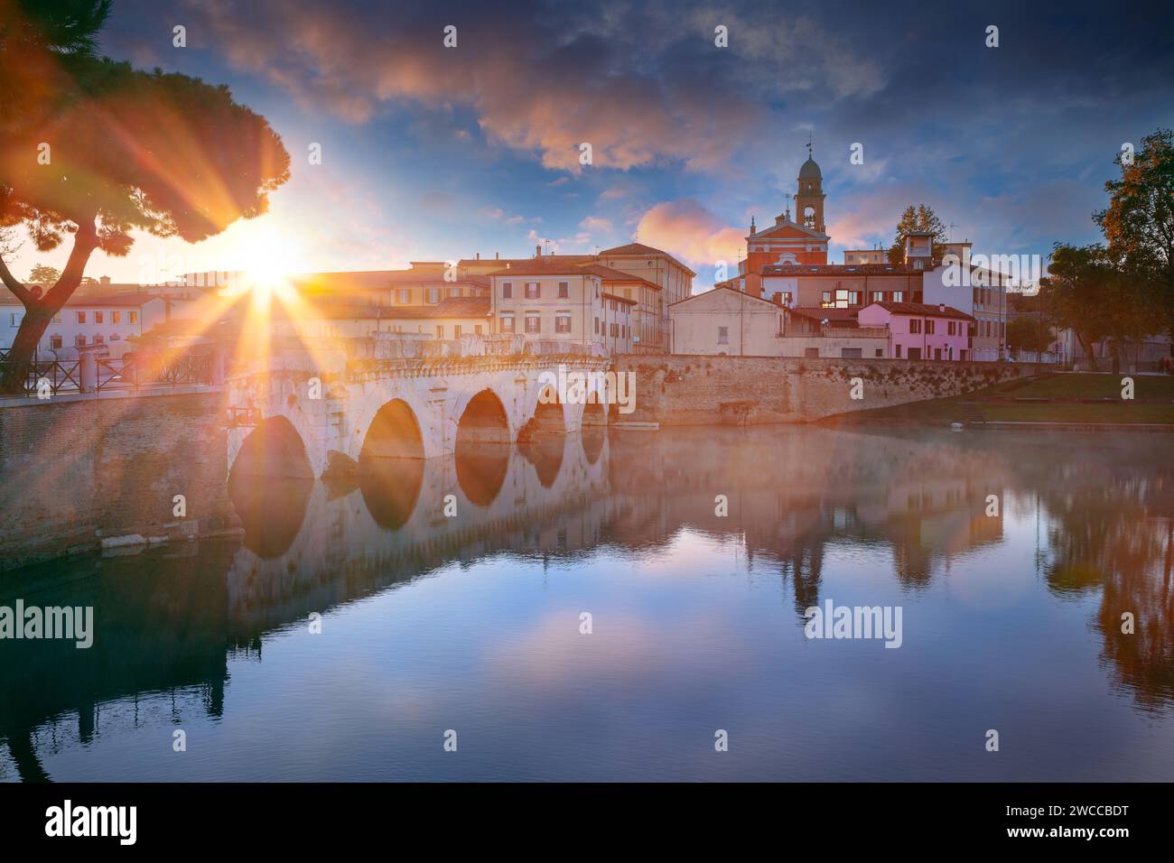 Rimini, Italia. Immagine del paesaggio urbano del centro storico di Rimini, Italia all'alba. Foto Stock