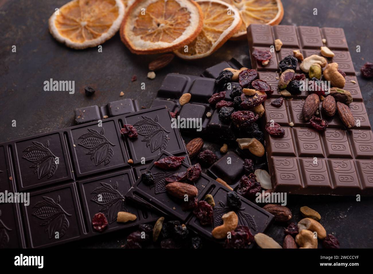 Cioccolato schiacciato su uno sfondo rustico. Diversi tipi di cioccolato Foto Stock