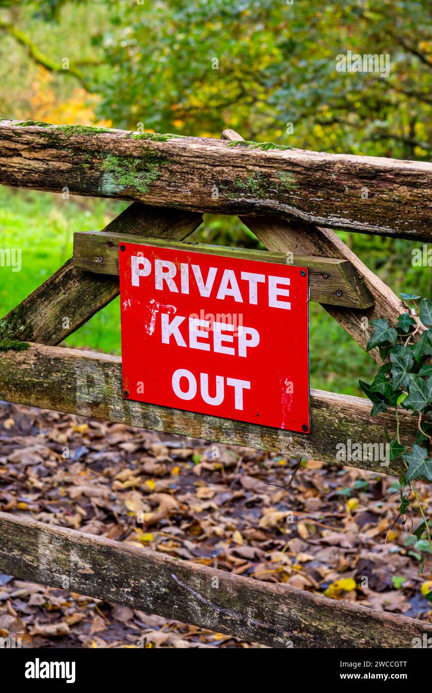 Cartello privato "keep out" su un cancello di legno in campagna. Foto Stock