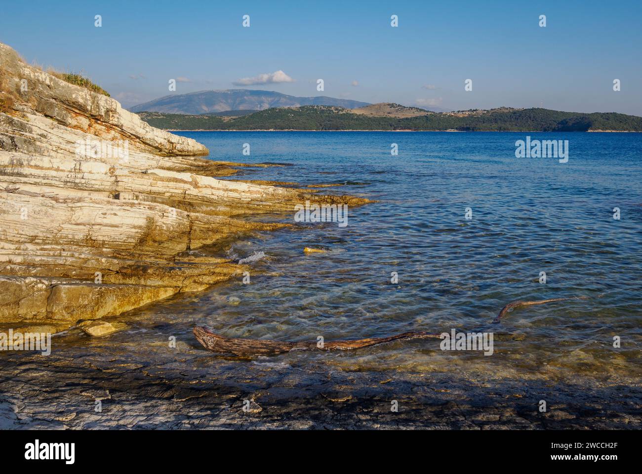 Promontorio basso sulla costa settentrionale di Corfù che guarda verso la costa albanese al sole serale - Isole Ionie Grecia Foto Stock