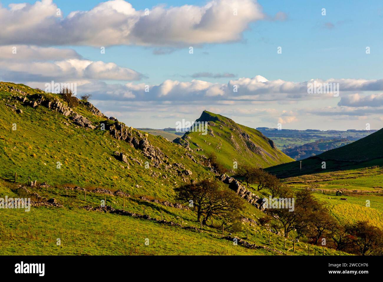 Vista verso Chrome Hill da Thirkelow vicino Buxton nel Derbyshire Peak District Inghilterra Regno Unito. Foto Stock