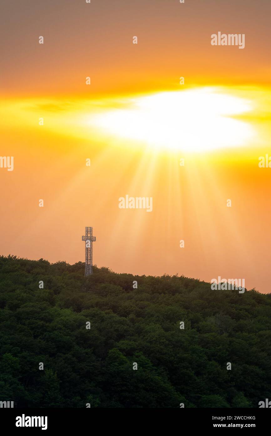Luce paradisiaca al tramonto sulla croce di Mont Royal, Montreal, Canada Foto Stock
