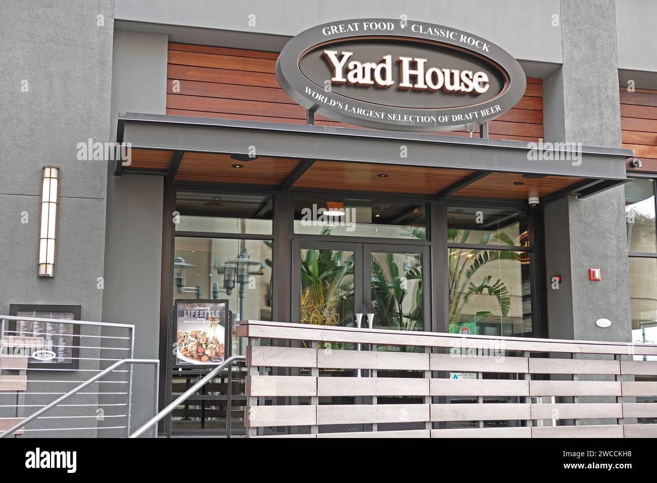 Burbank, California, USA - 30 dicembre 2019: Il logo Yard House è mostrato sopra l'ingresso di uno dei ristoranti. Foto Stock