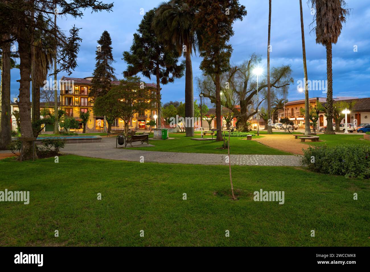 Santa Cruz, Colchagua Valley, Cile - Vista della piazza principale della città di Santa Cruz con la facciata del Santa Cruz Plaza Hotel e. Foto Stock