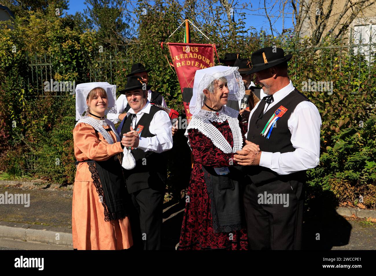 Gruppo folk di Saint-Yrieix nel Limousin che danzano durante lo spettacolo agricolo di Lanouaille nel nord del dipartimento della Dordogna chiamato Périgord L. Foto Stock