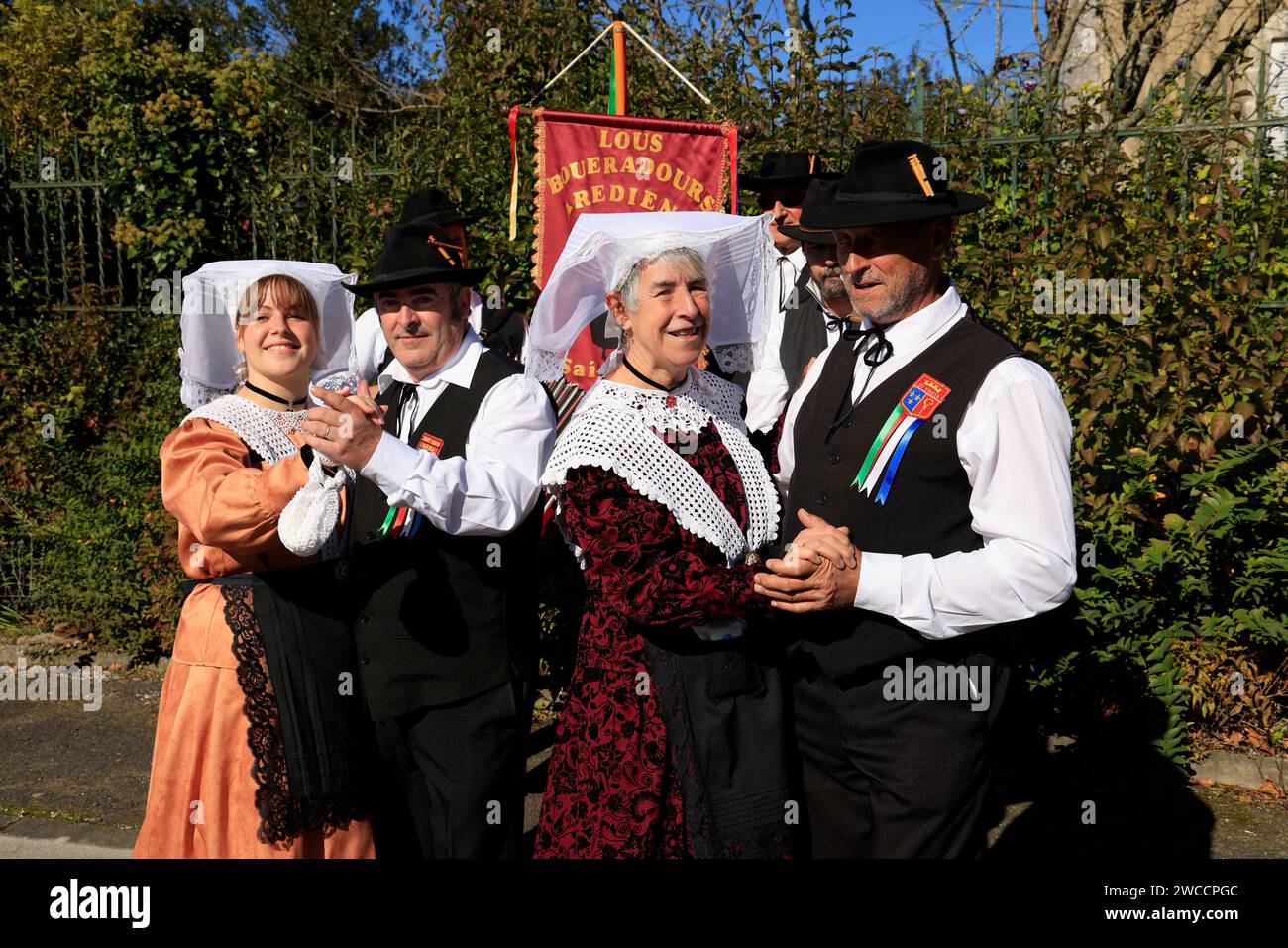 Gruppo folk di Saint-Yrieix nel Limousin che danzano durante lo spettacolo agricolo di Lanouaille nel nord del dipartimento della Dordogna chiamato Périgord L. Foto Stock