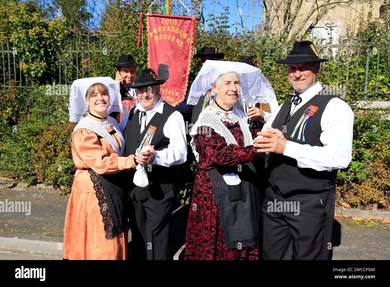 Gruppo folk di Saint-Yrieix nel Limousin che danzano durante lo spettacolo agricolo di Lanouaille nel nord del dipartimento della Dordogna chiamato Périgord L. Foto Stock