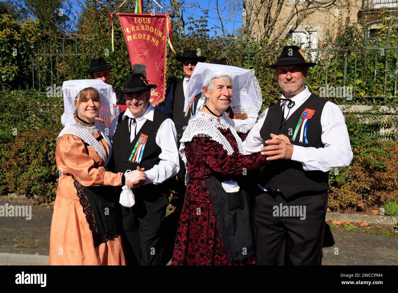 Gruppo folk di Saint-Yrieix nel Limousin che danzano durante lo spettacolo agricolo di Lanouaille nel nord del dipartimento della Dordogna chiamato Périgord L. Foto Stock