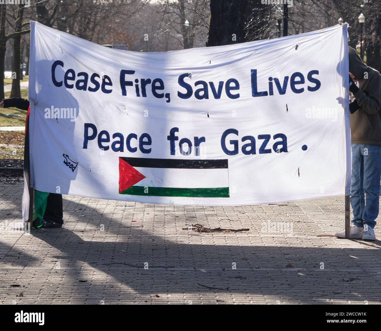 Banner "cessate il fuoco, salvate vite - Pace per Gaza" al raduno di Halifax, NS Foto Stock