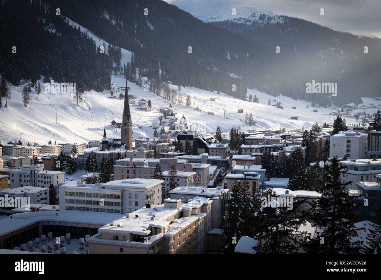 Davos, Svizzera. 15 gennaio 2024. Davos, CH 15 gennaio 2024. Una visione generale di Davos dove si tiene il Forum economico mondiale. L'Assemblea Federale ha inoltre autorizzato l'impiego di fino a 5000 persone armate durante l'evento WEF della durata di una settimana che riunisce leader e industrie globali per plasmare il futuro del mondo. Crediti: Andy Barton/Alamy Live News Foto Stock
