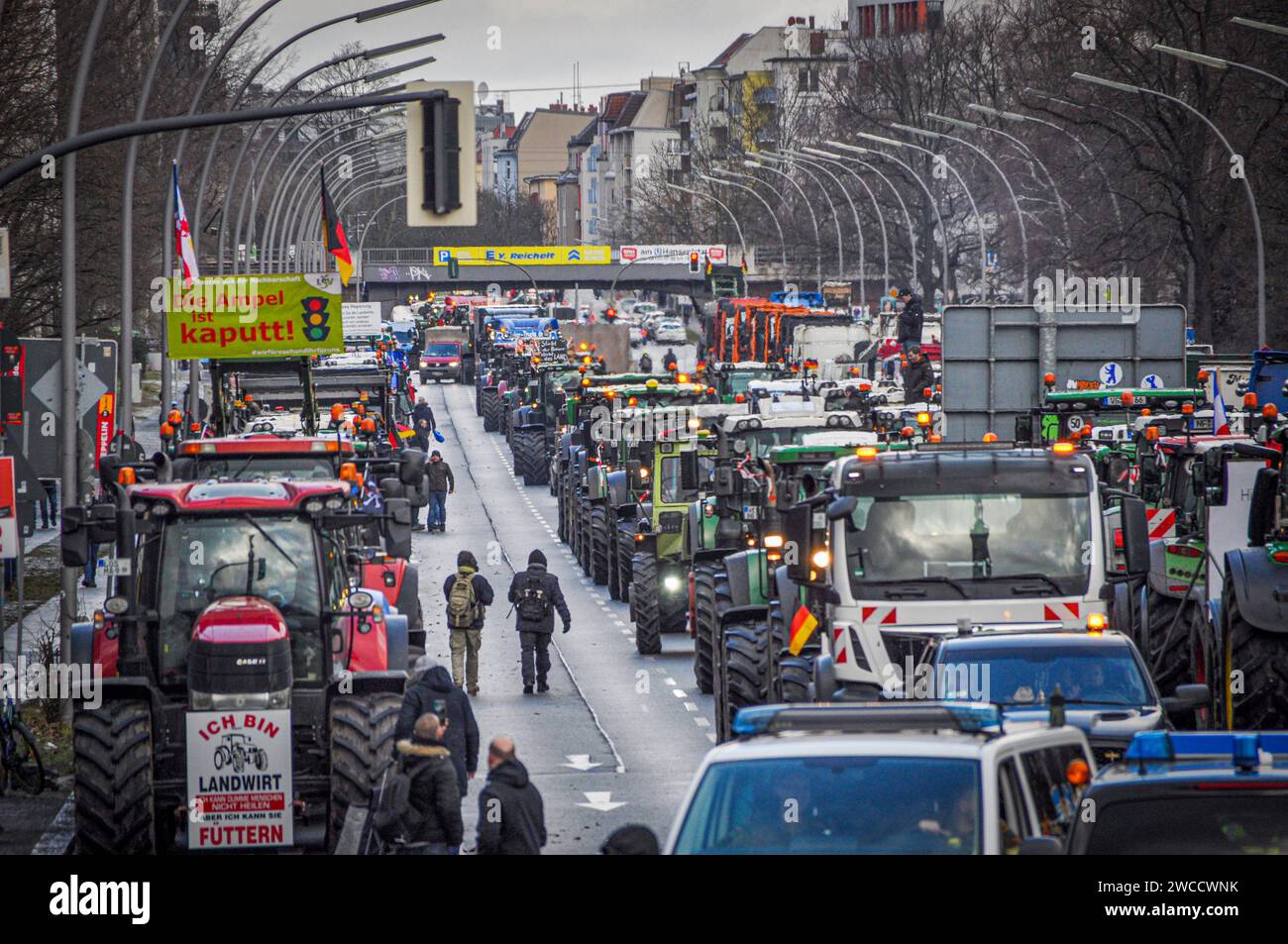 Berlino, Germania 15 gennaio 2024. Oltre 10,000 agricoltori e altri hanno protestato a Berlino al Brandenburger Tor contro i piani del governo per tagliare i sussidi e aumentare le tasse. Arrivarono con 5000 trattori e camion che sconvolsero la città. Credit:Pmvfoto/Alamy Live News Foto Stock