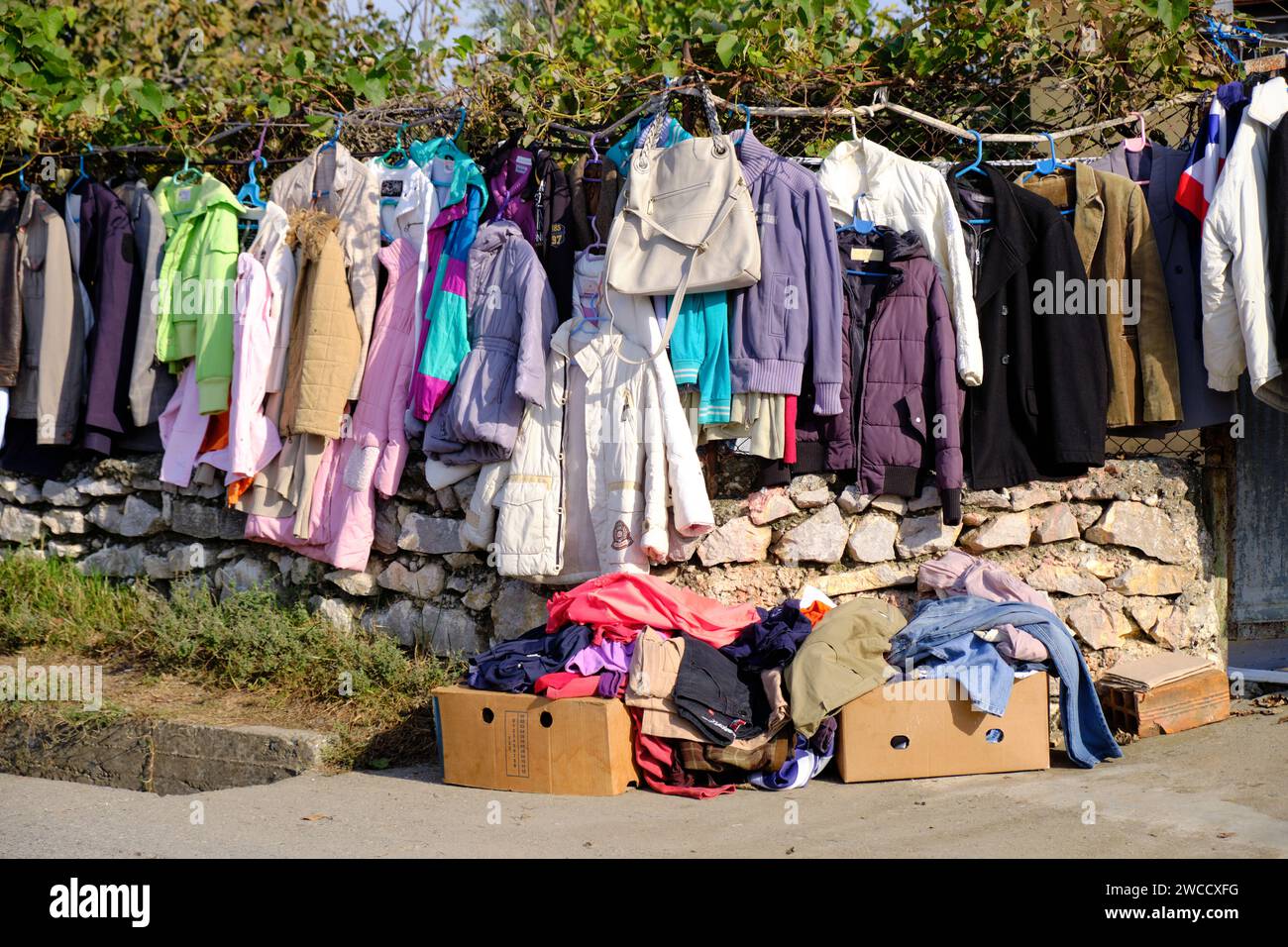 Bancarelle lungo la strada, con cappotti e altri vestiti invernali in Albania Foto Stock