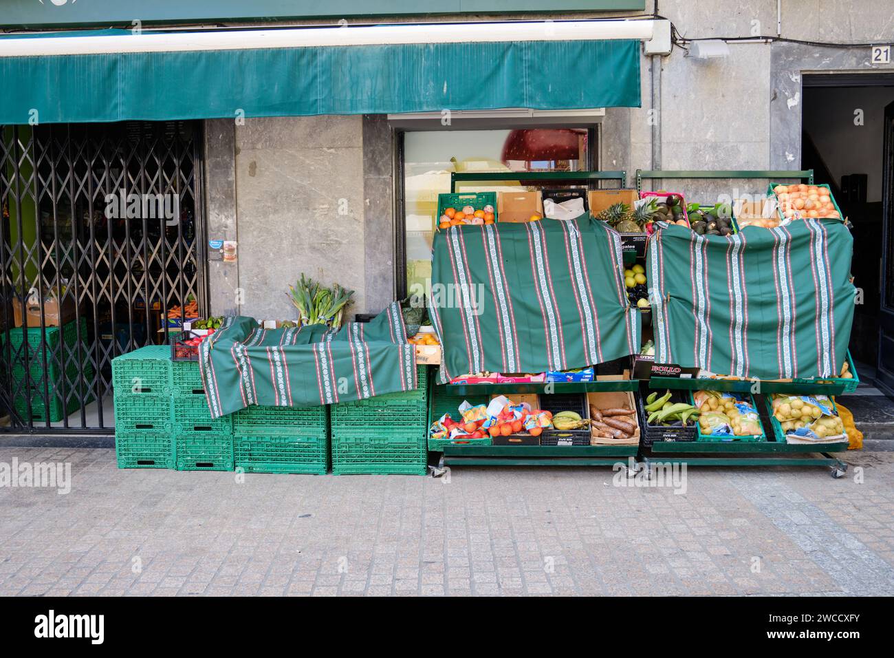 Esposizione di negozi di frutta e verdura, coperta durante la chiusura di mezzogiorno, regione basca, Spagna Foto Stock