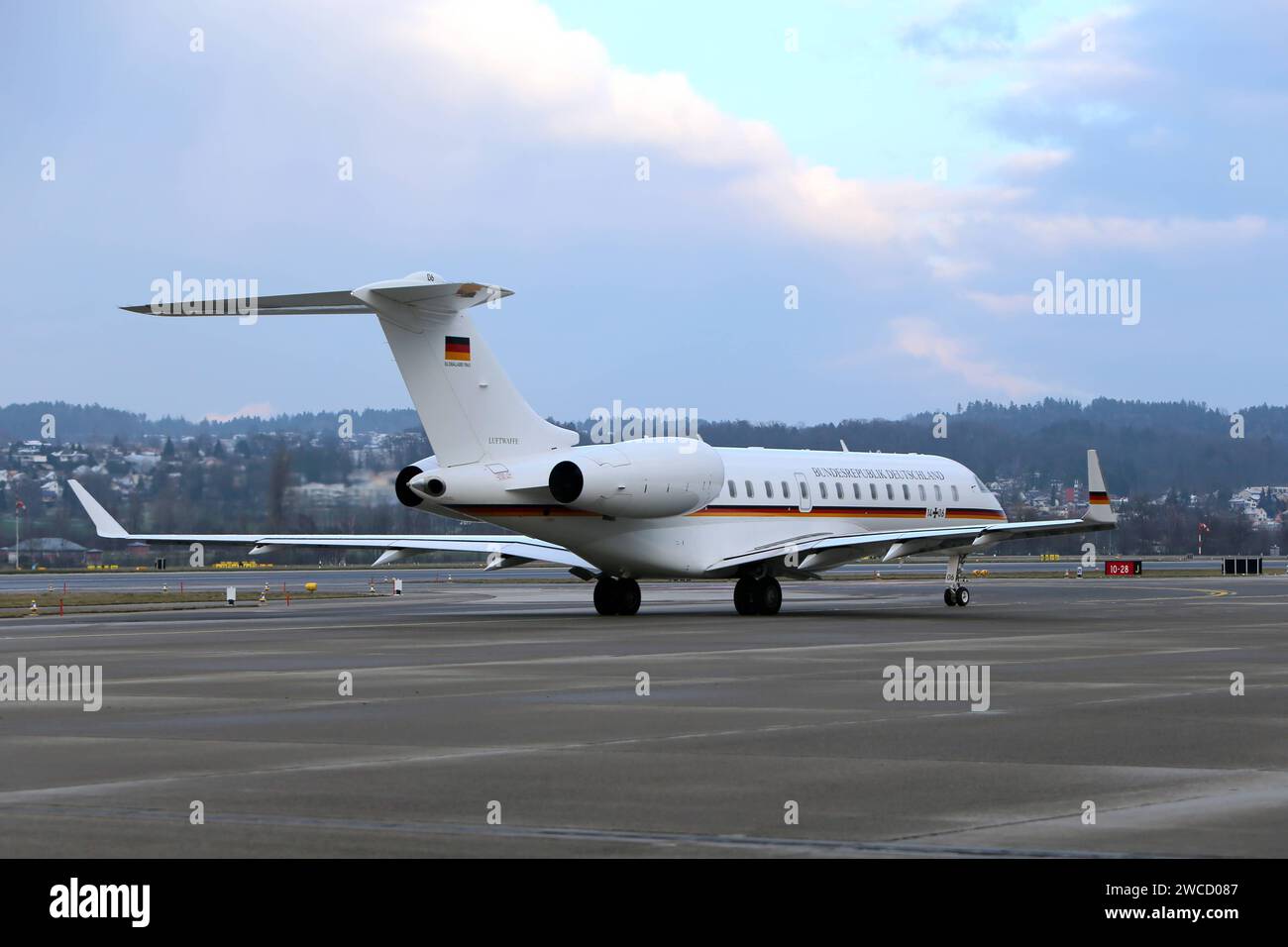 Ein Flugzeug der Flugbereitschaft der deutschen Luftwaffe vom Typ Bombardier BD-700 Global Express mit der Kennung 1406 AM 15. Januar 2024 auf dem Flughafen Zürich. Bundeswirtschaftsminister Robert Habeck ist hiermit angereist zum Weltwirtschaftsforum WEF a Davos. Ein Flugzeug der Flugbereitschaft der deutschen Luftwaffe vom Typ Bombardier BD-700 Global Express mit der Kennung 1406 AM 15. Januar 2024 auf dem Flughafen Zürich. Bundeswirtschaftsminister Robert Habeck ist hiermit angereist zum Weltwirtschaftsforum WEF a Davos. *** Un Bombardier BD 700 Global Express Aircraft della German Air Fo Foto Stock