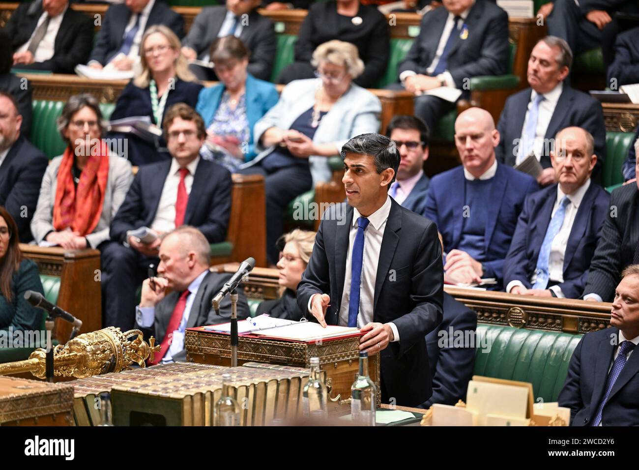 Il primo ministro Rishi Sunak aggiorna i parlamentari sugli attacchi marittimi del Mar Rosso alla camera dei comuni di Londra. Il primo ministro ha detto ai parlamentari che tutti gli obiettivi pianificati erano stati distrutti negli scioperi senza notizie di vittime civili, e ha anche spiegato perché non aveva informato il Parlamento prima che l'azione militare avesse avuto luogo. Data immagine: Lunedì 15 gennaio 2024. Foto Stock