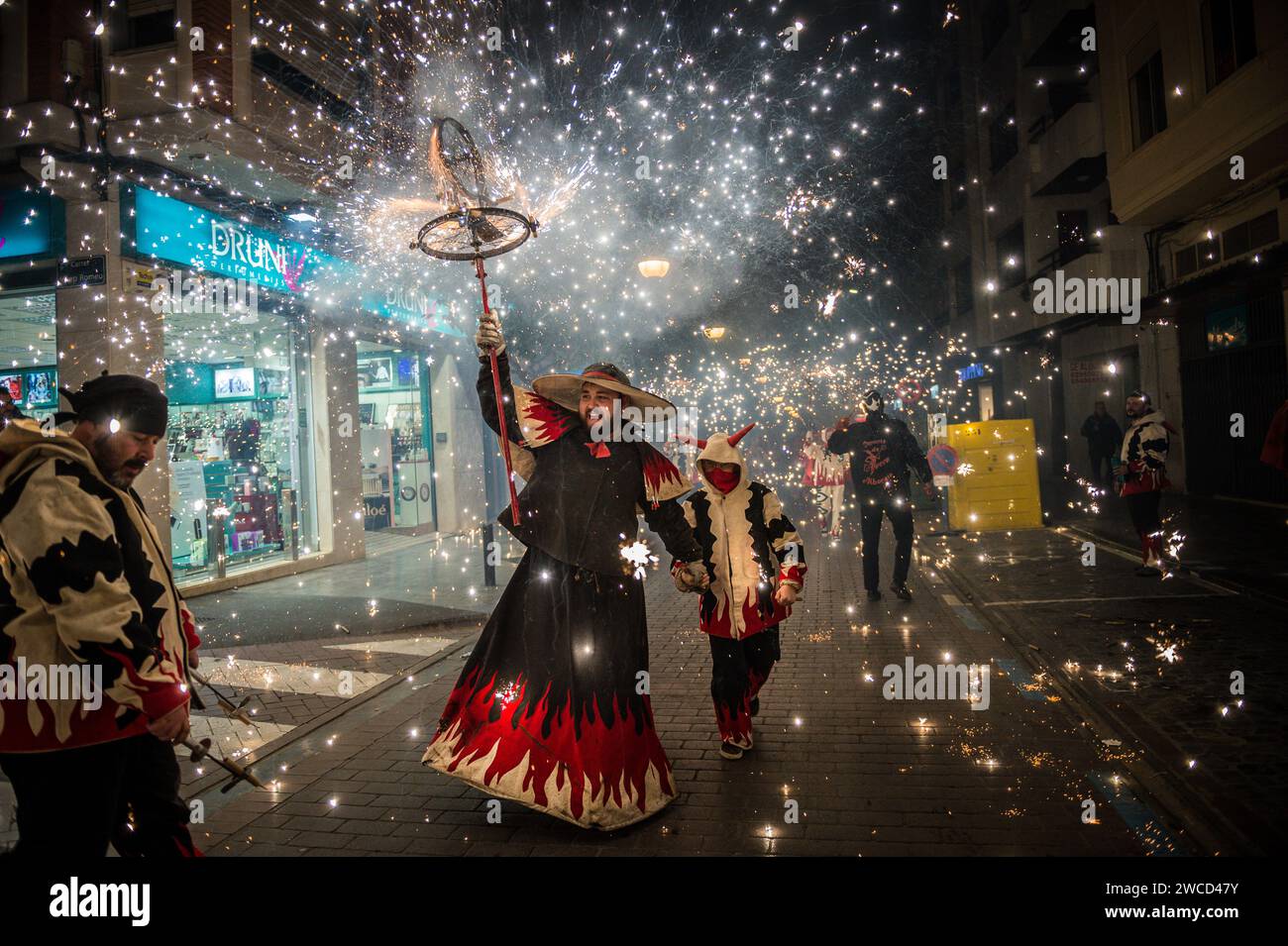 Correfocs (corridori del fuoco) per le strade di Sagunto nella tradizionale festa dei falò di San Antonio, Valencia, Spagna Foto Stock