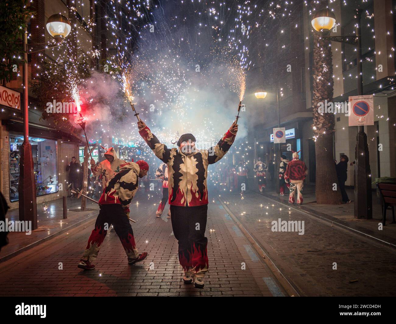 Correfocs (corridori del fuoco) per le strade di Sagunto nella tradizionale festa dei falò di San Antonio, Valencia, Spagna Foto Stock