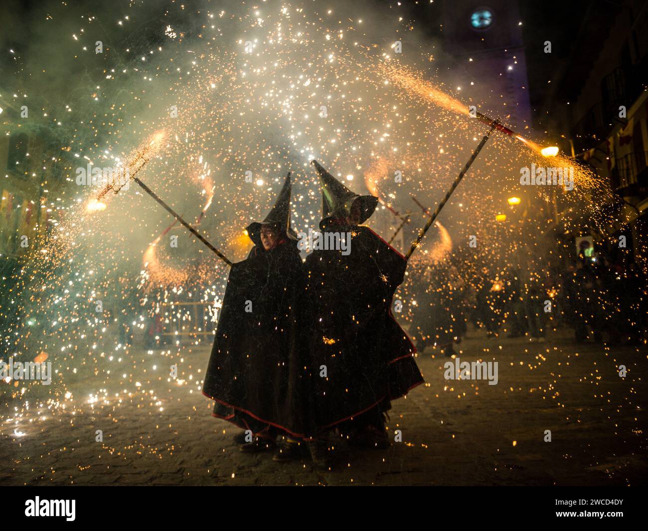 Correfocs (corridori del fuoco) per le strade di Sagunto nella tradizionale festa dei falò di San Antonio, Valencia, Spagna Foto Stock