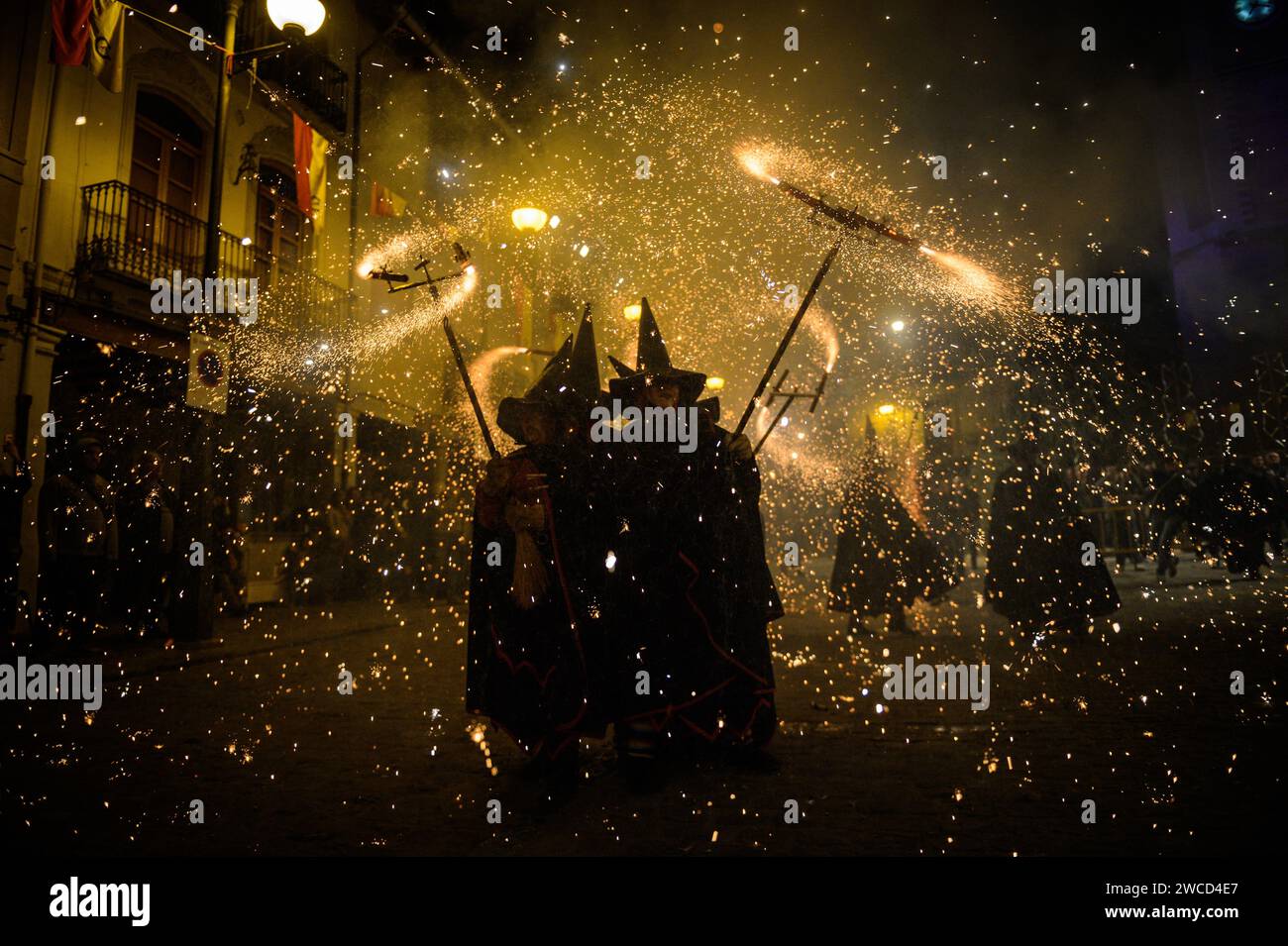 Correfocs (corridori del fuoco) per le strade di Sagunto nella tradizionale festa dei falò di San Antonio, Valencia, Spagna Foto Stock