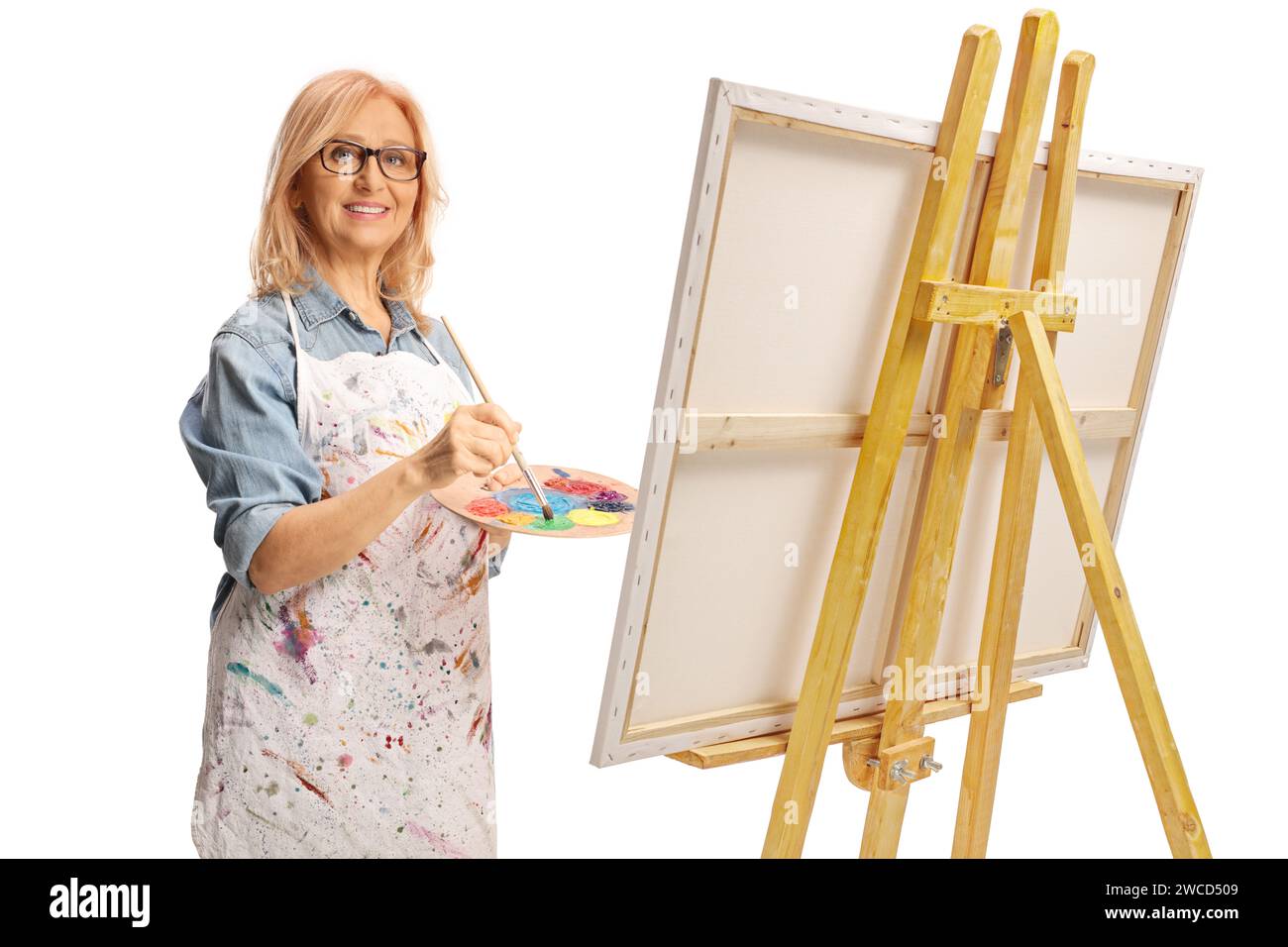 Donna con un grembiule dipinto su una tela isolata su sfondo bianco Foto Stock