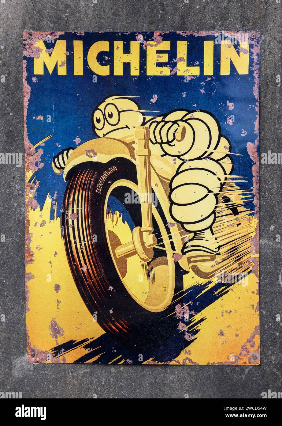 Pneumatici Michelin Metal advertising Original Fired to Wall, Llandovery, Galles, Regno Unito Foto Stock