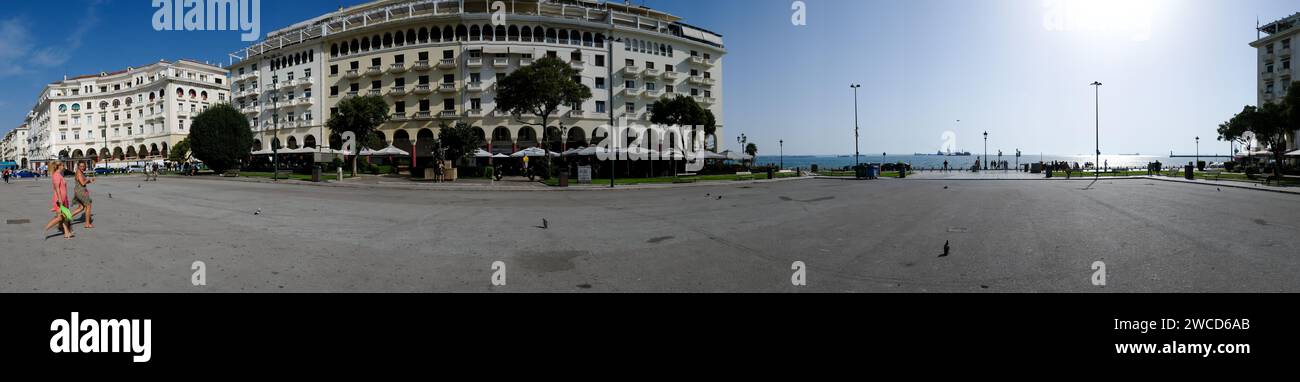 Salonicco, Grecia - 22 settembre 2023: Vista panoramica della famosa piazza principale della città di Salonicco Grecia, Piazza Aristotele Foto Stock