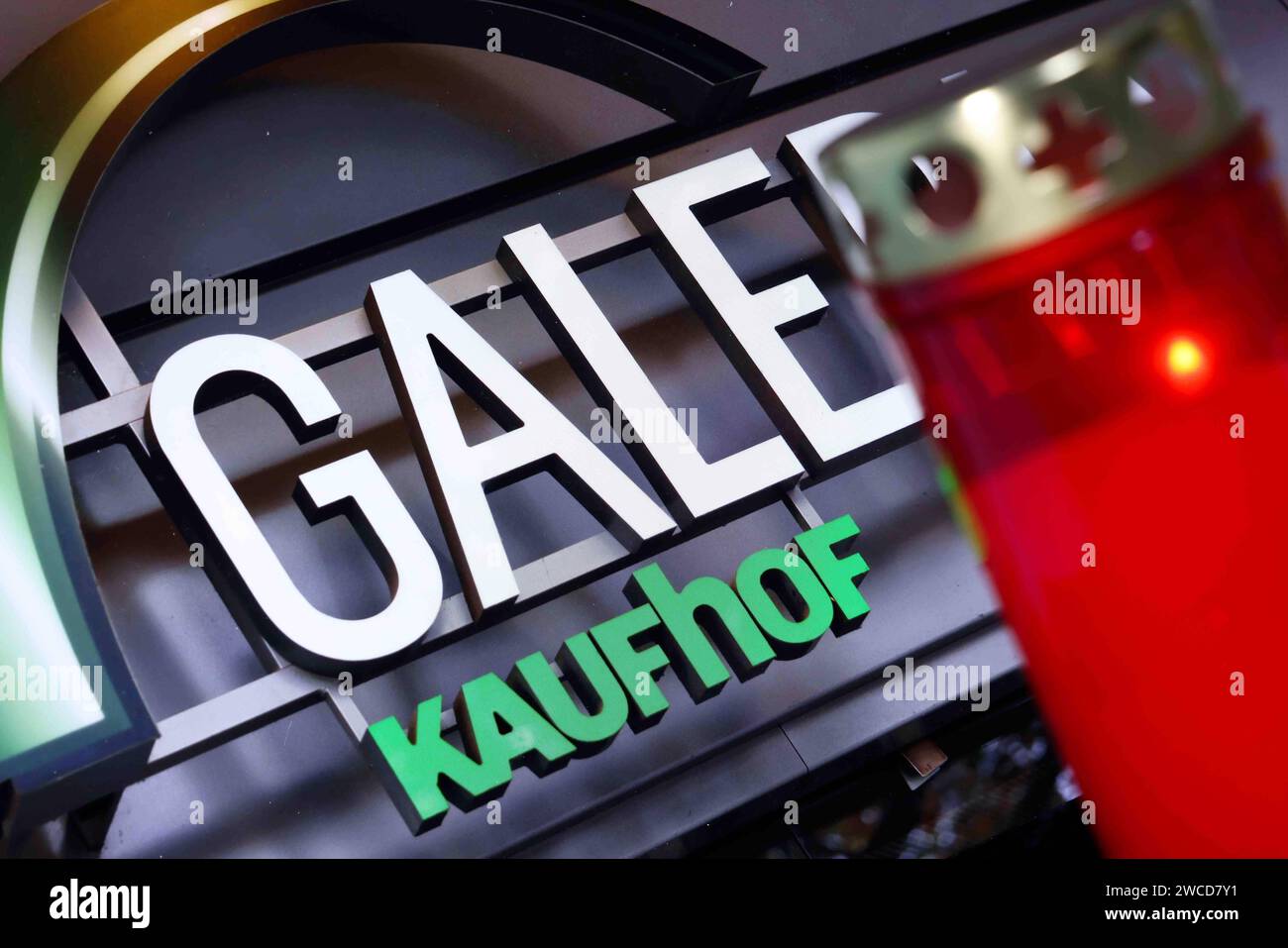 Insolvenz Galeria Karstadt Kaufhof Symbolfoto: Galeria meldet Insolvenz an. Galeria Karstadt Kaufhof GKK Hat zum dritten mal in vier Jahren Insolvenz angemeldet. DAS Unternehmen beantragte das Regelinsolvenzverfahren beim Amtsgericht Essen, während gleichzeitig Gespräche mit potenziellen Investoren laufen, um die Fortführung sicherzustellen. *** Insolvenza Galeria Karstadt Kaufhof foto simbolo Galeria file per insolvenza Galeria Karstadt Kaufhof GKK ha presentato istanza di insolvenza per la terza volta in quattro anni la società ha presentato istanza di insolvenza presso il tribunale locale di Essen, mentre parlava Foto Stock