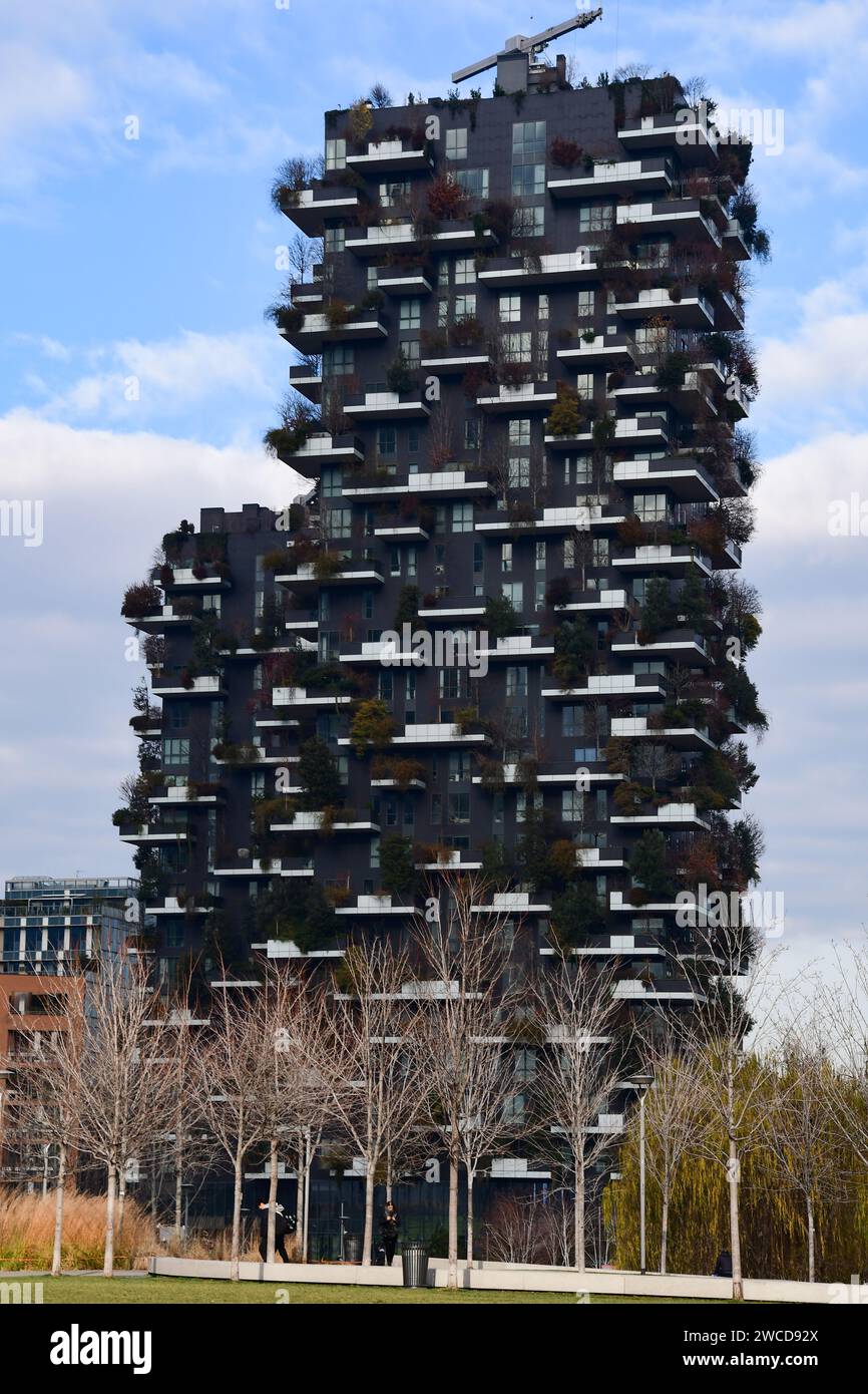 Un inverno nuvoloso giorno e notte a Milano visitando i monumenti e gli edifici più famosi Foto Stock