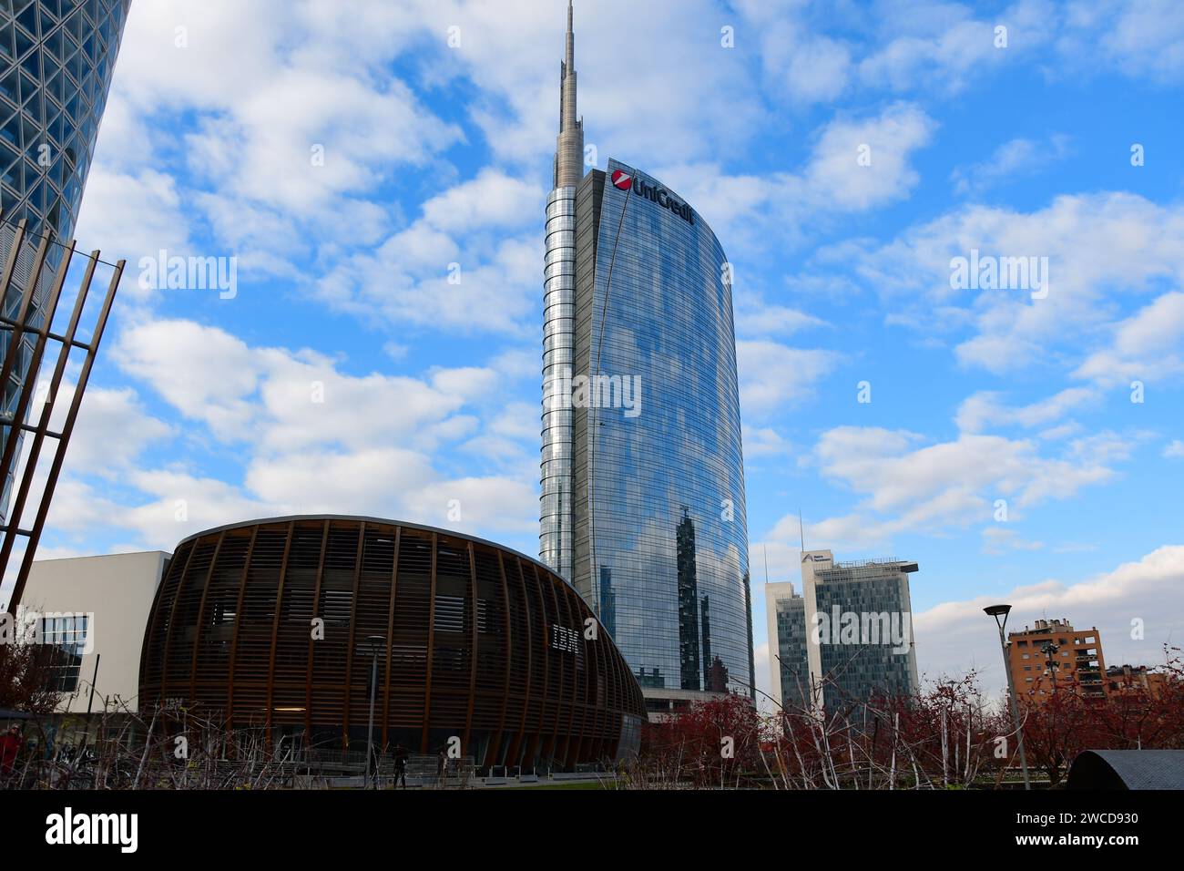 Un inverno nuvoloso giorno e notte a Milano visitando i monumenti e gli edifici più famosi Foto Stock