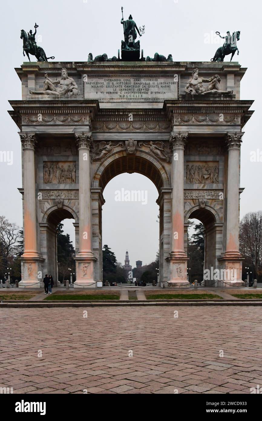 Un inverno nuvoloso giorno e notte a Milano visitando i monumenti e gli edifici più famosi Foto Stock