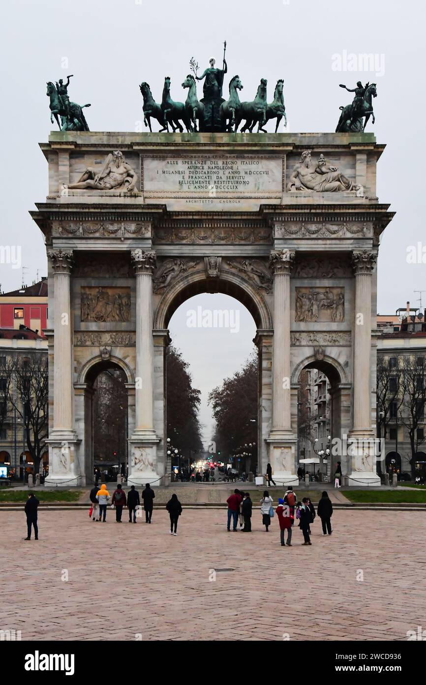 Un inverno nuvoloso giorno e notte a Milano visitando i monumenti e gli edifici più famosi Foto Stock