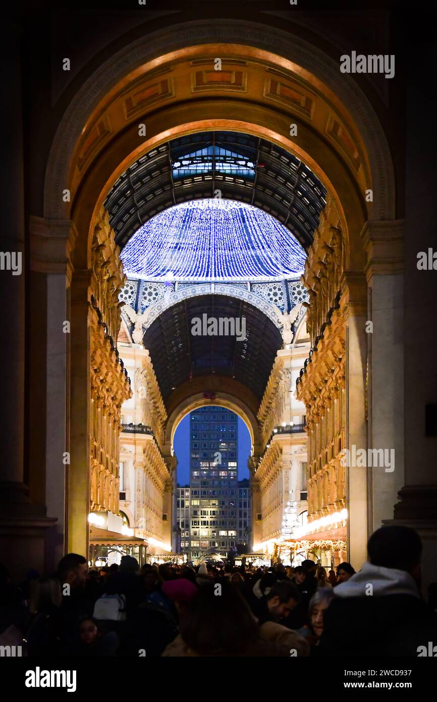 Un inverno nuvoloso giorno e notte a Milano visitando i monumenti e gli edifici più famosi Foto Stock