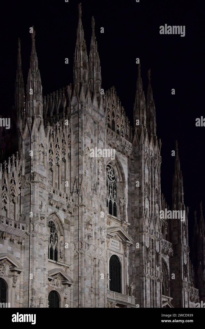 Un inverno nuvoloso giorno e notte a Milano visitando i monumenti e gli edifici più famosi Foto Stock