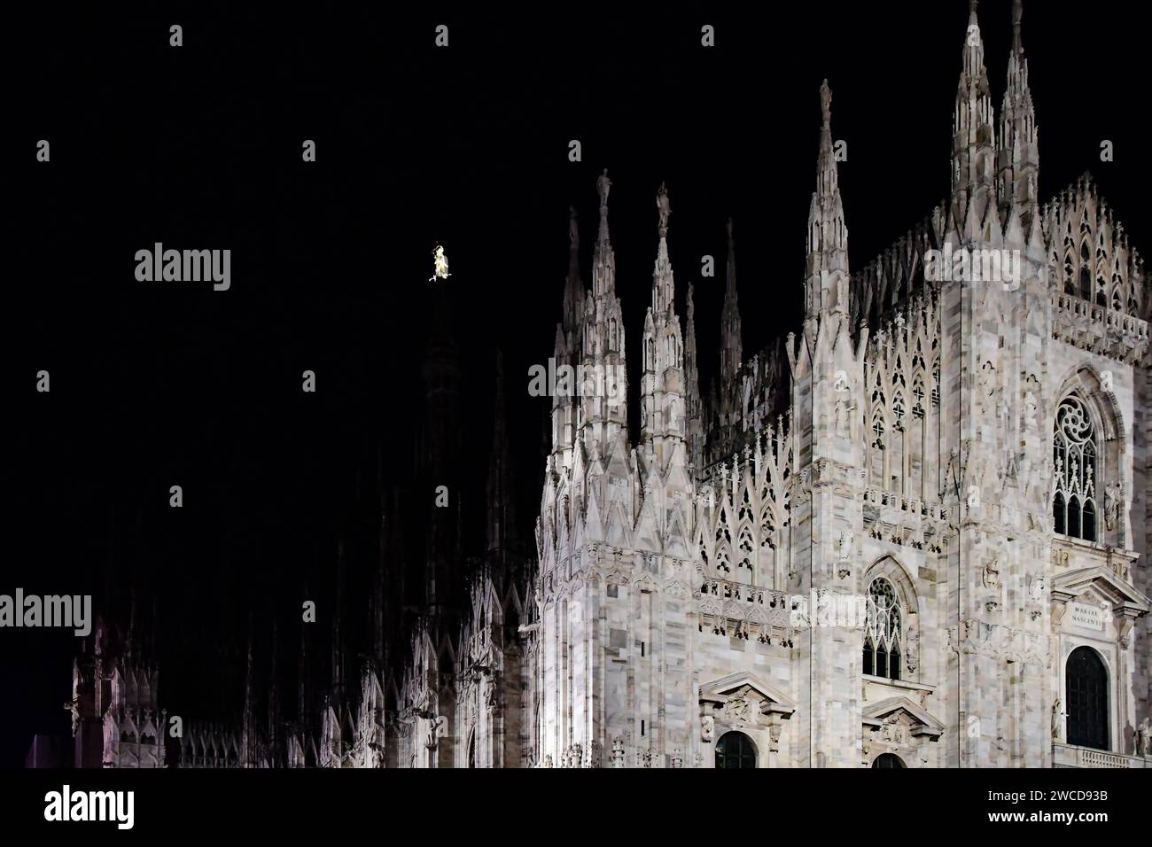 Un inverno nuvoloso giorno e notte a Milano visitando i monumenti e gli edifici più famosi Foto Stock