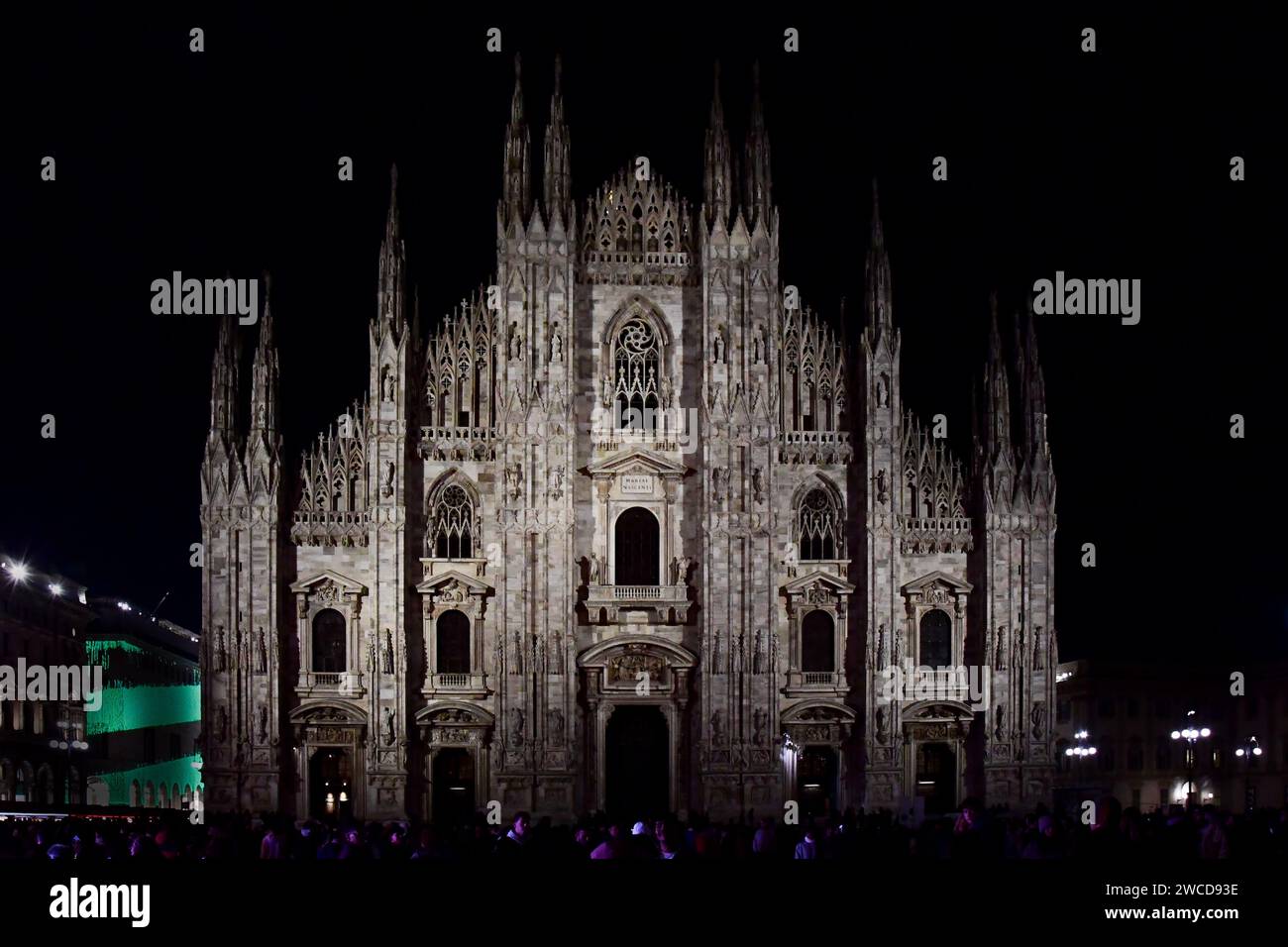 Un inverno nuvoloso giorno e notte a Milano visitando i monumenti e gli edifici più famosi Foto Stock